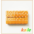 Doppel sechs orange Domino mit Holzkiste